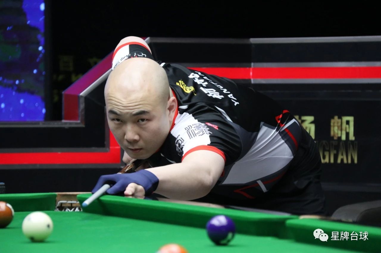 足球的角逐 足球的角逐